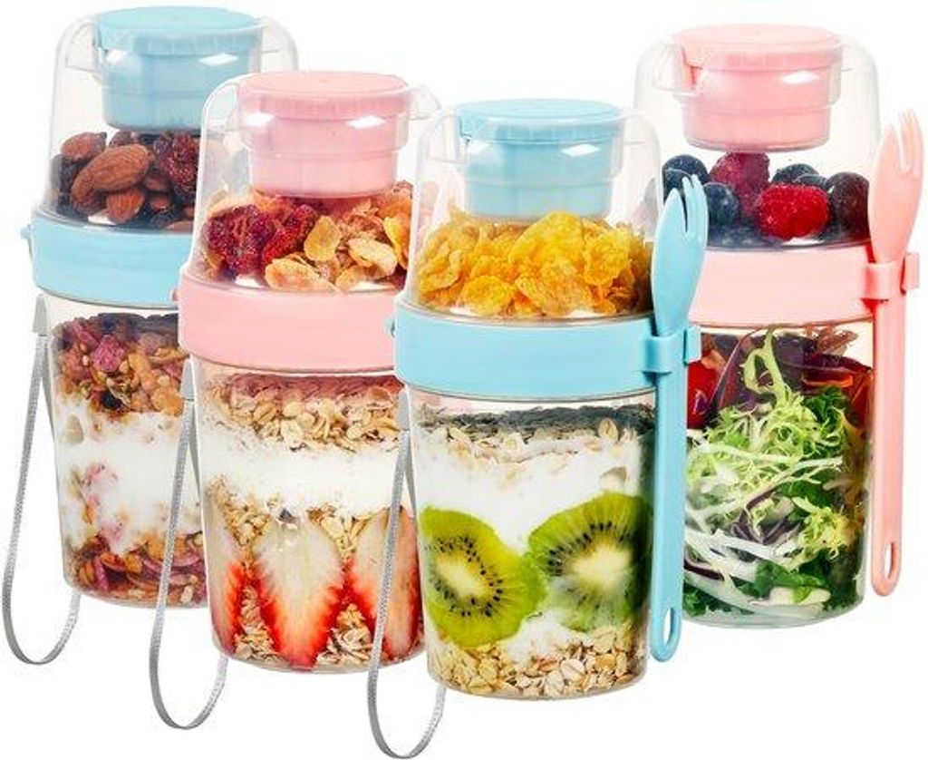 Portables Muesli- und Joghurtpackungen mit Deckel und Löffeln für auf der Menge unterwegs.