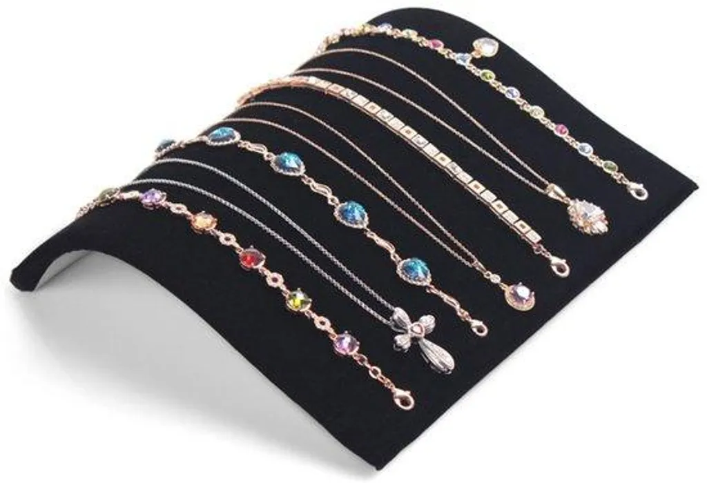 Présentoir bijoux pour vitrine : organisez vos colliers avec élégance