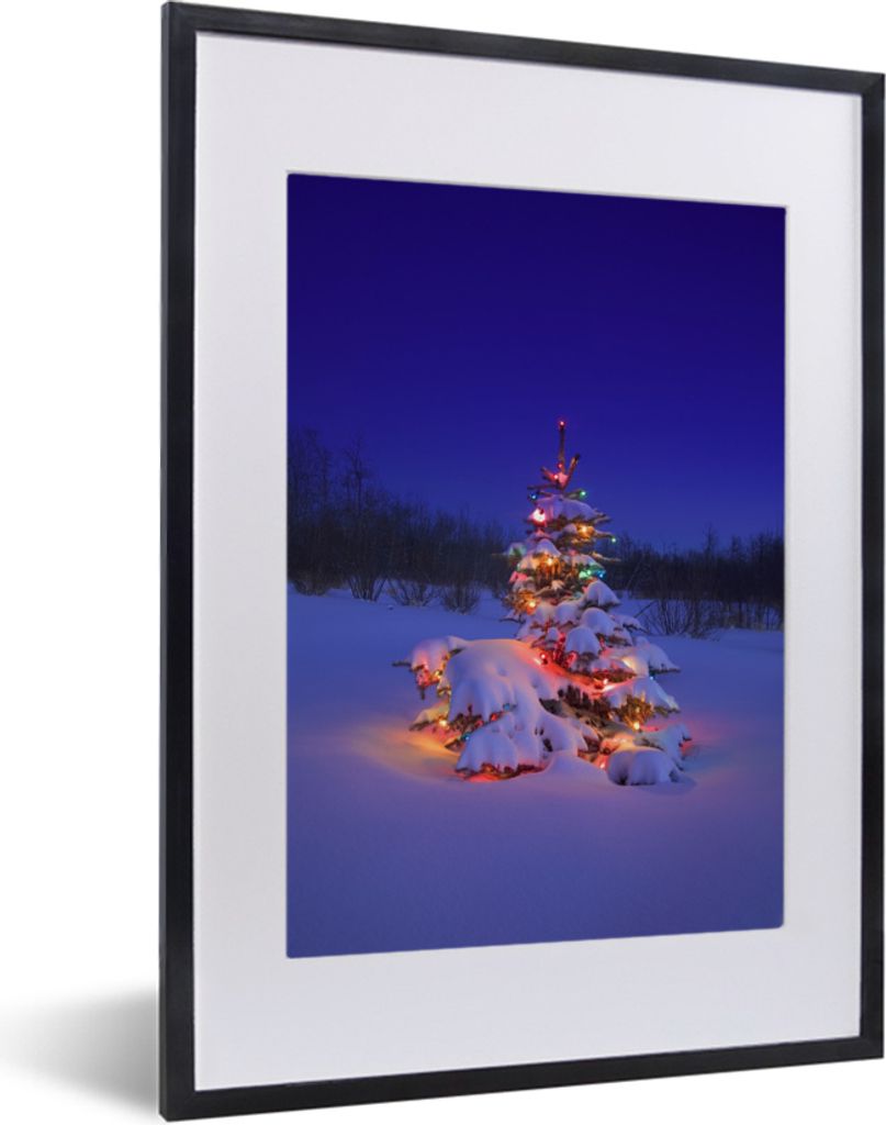 MuchoWow MuchoWow Gerahmtes Poster Beleuchteter Weihnachtsbaum im Schnee bei Nacht 30x40 cm - Poster mit zchwarzem Bilderrahmen - Wandposter Sc...
