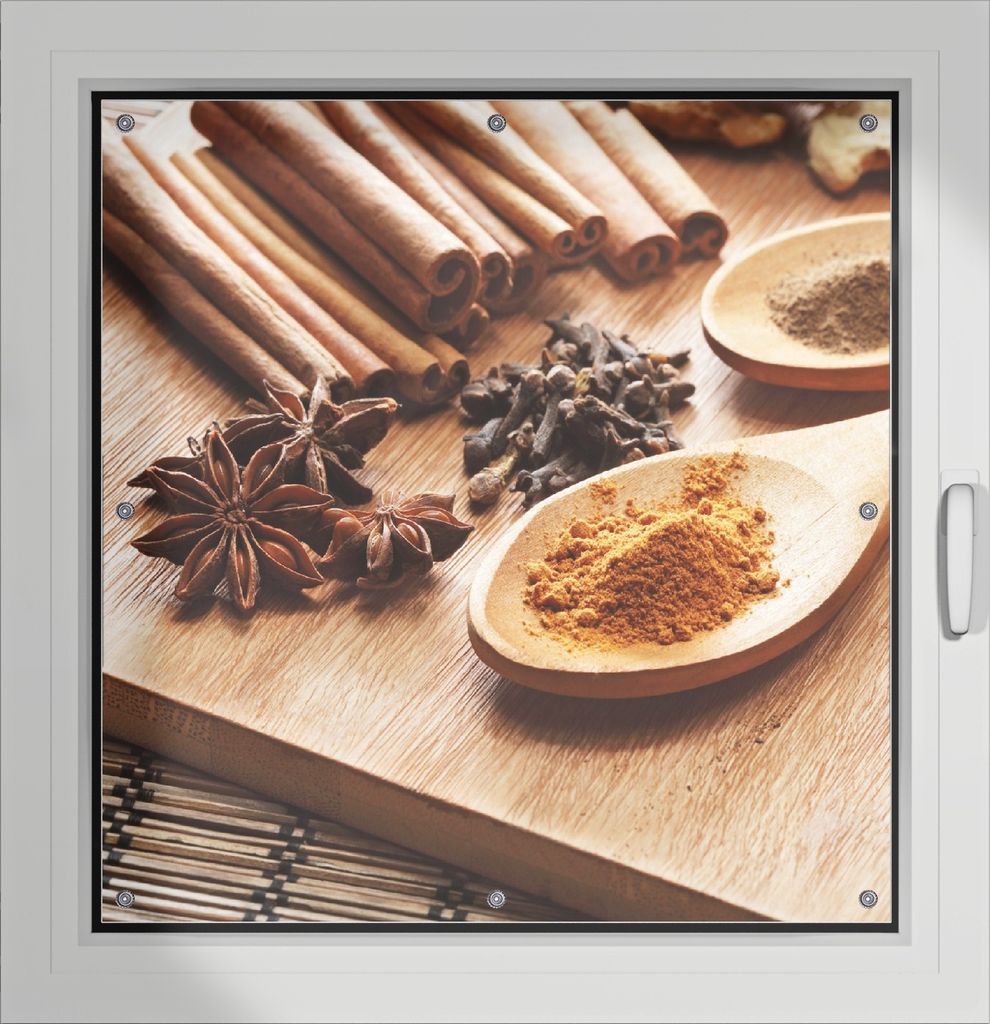 Wallario Lichtschutzbild, Dekorativer Sichtschutz Sonnenschutz 96 x 93 cm mit Motiv: Kräuter und Gewürze auf Holzlöffeln - Verdunklung ohne Bohren