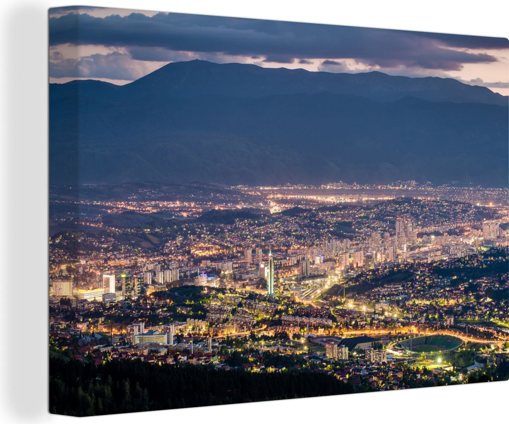 OneMillionCanvasses - Leinwandbilder - 140x90 cm, Das düstere Sarajevo vor einem Berg in Bosnien und Herzegowina, Wandbilder Kunstdruck Wanddeko...