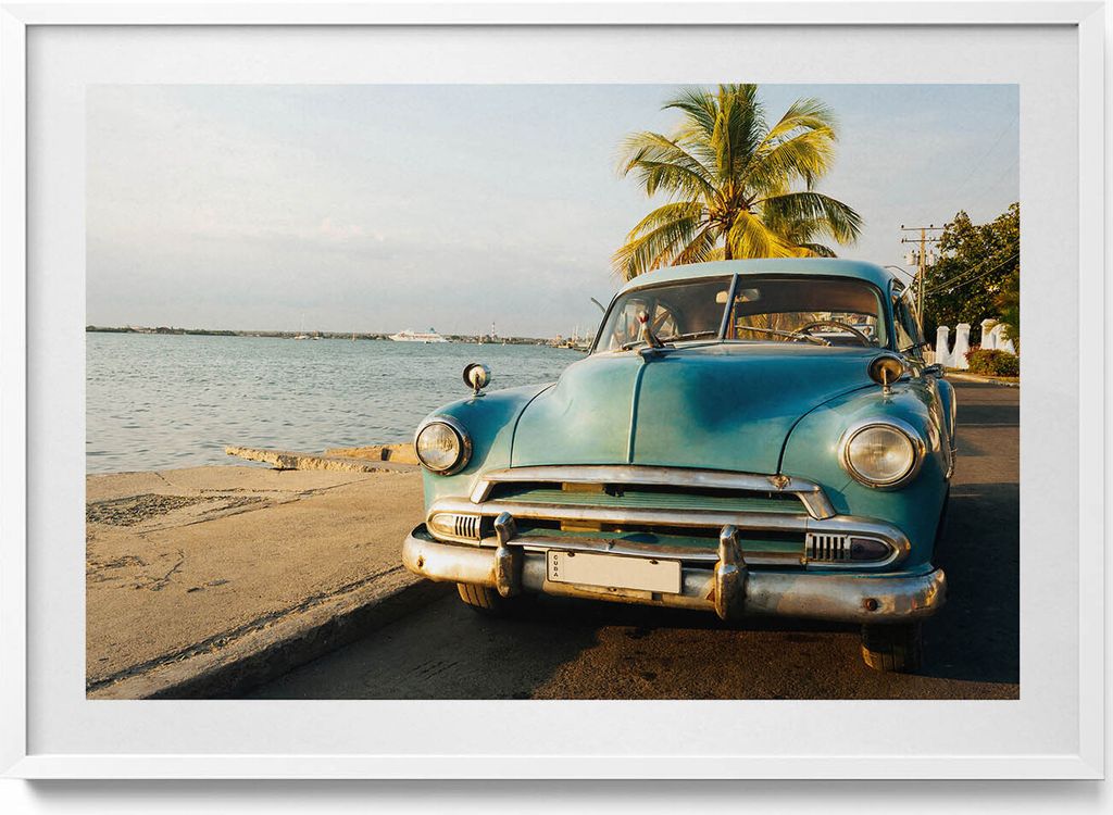 Blaues Auto am Meer– Wandbild mit Rahmen – Gerahmtes Bild – Wanddekoration – 100x70 cm – Weiß Rahmen