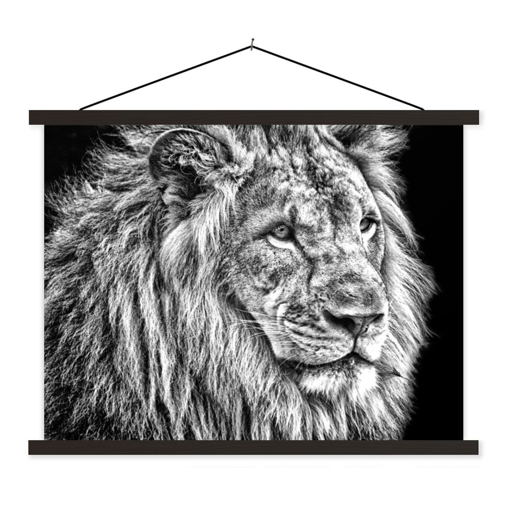 MuchoWow Textilposter Porträt - Löwe - Schwarz und weiß 120x90 cm mit schwarzem Rahmen - Aufhänger für Poster