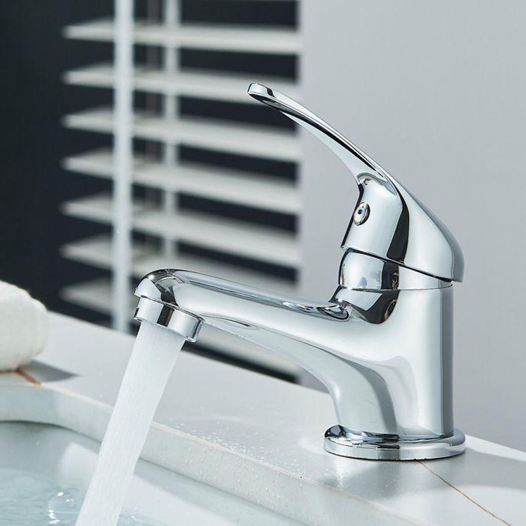 Einhebel-Badezimmerarmatur mit Messingkörper und Chromoberfläche.