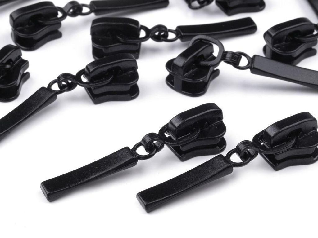 Nahaufnahme von Metall-Zipper Schieber 5mm mit Autolock in Schwarz für Kunststoffreißverschluss.