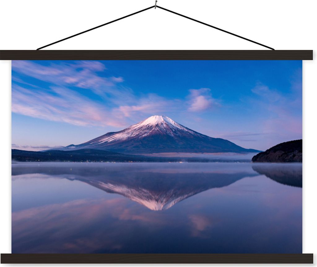 MuchoWow Textilposter Spiegelung des Fuji-Vulkans in Japan im Wasser 90x60 cm mit schwarzem Rahmen - Aufhängungssatz