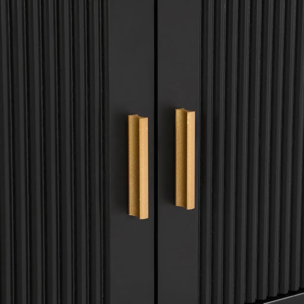 Armoire TV basse noire chic à portes structurées et finitions dorées