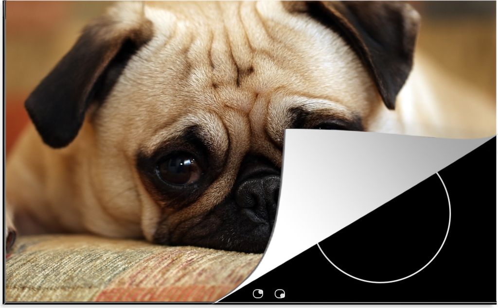 KitchenYeah Herdabdeckplatte Eine Nahaufnahme eines traurigen Mops-Welpen , 76x51cm, Küche Deko, Ceranfeld Herdabdeckung, Abdeckplatte fùr Koch...