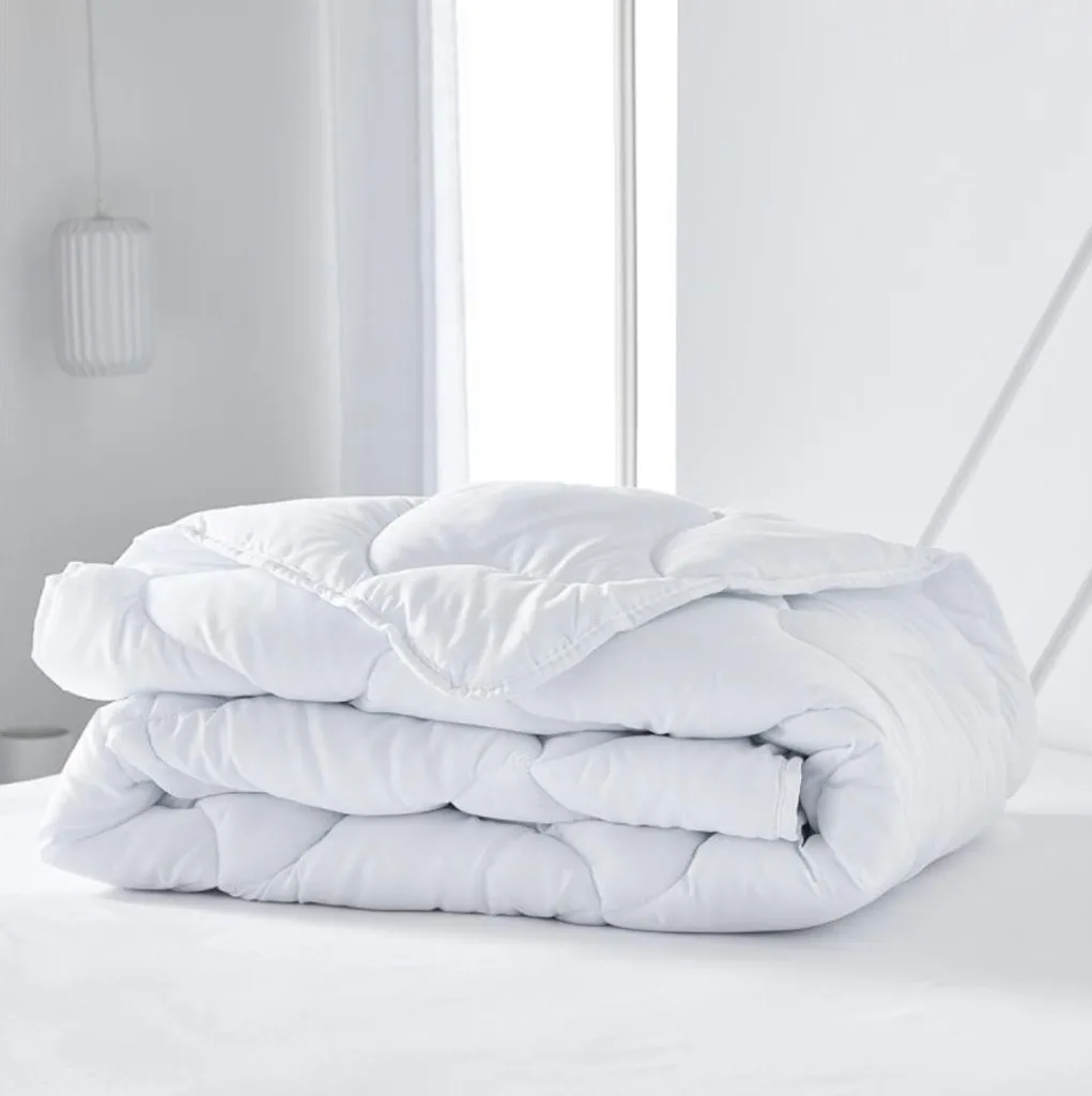 Couette 140x200 Blanche en Polyester avec Finition Douceur Durable