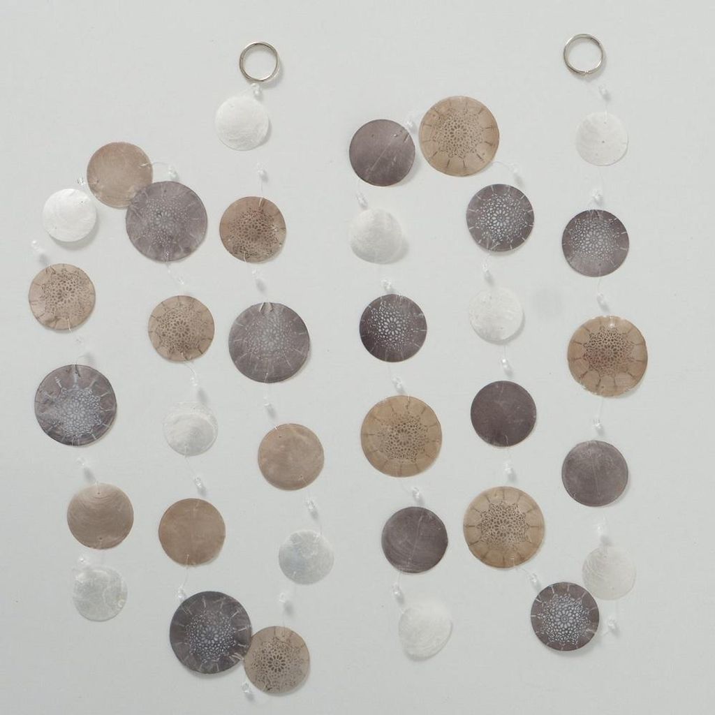 Muschel Capiz Windspiel Nyla beige dunkelgrau weiß, 2 Sort. Produktbild 