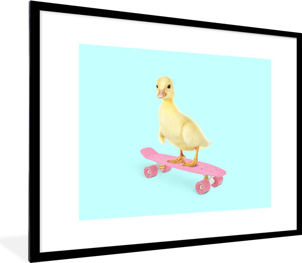 MuchoWow Gerahmtes Poster Ente - Küken - Skateboard - Blau - Rosa 80x60 cm - Poster mit Schwarzem Bilderrahmen Wandposter Rahmen Foto Bilder - S...