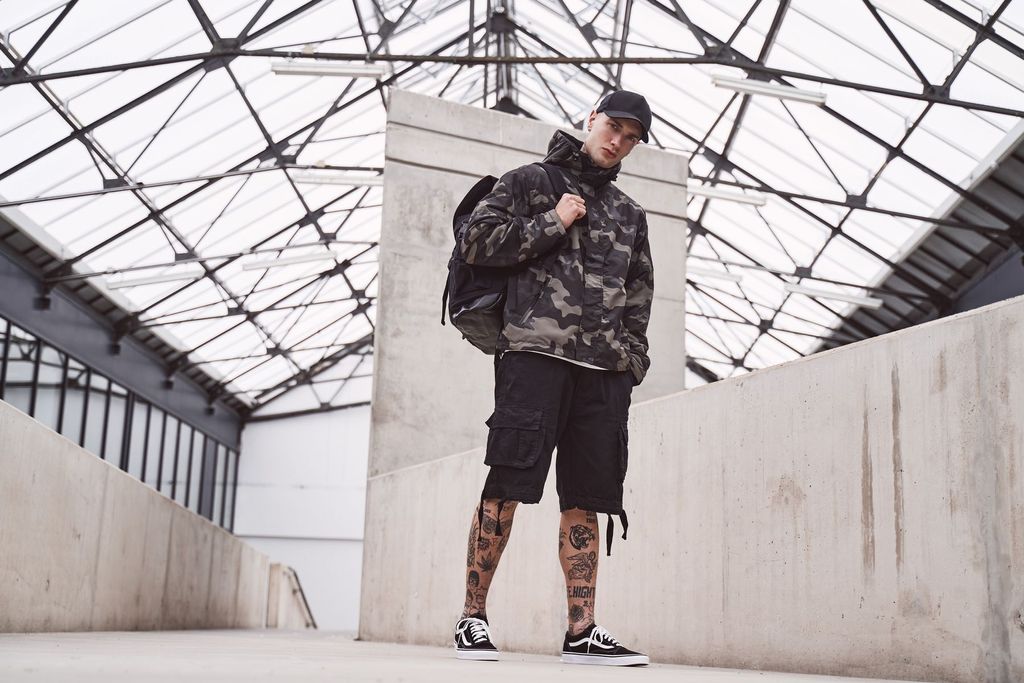 Urban Classics Windjacke für Männer Comvent tarngrün S