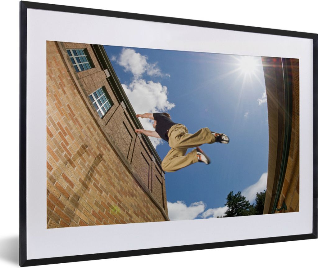 MuchoWow Gerahmtes Poster Junger Mann übt Parkour 60x40 cm - Poster mit Schwarzem Bilderrahmen Wandposter Rahmen Foto Bilder - Schlafzimmer - Pl...