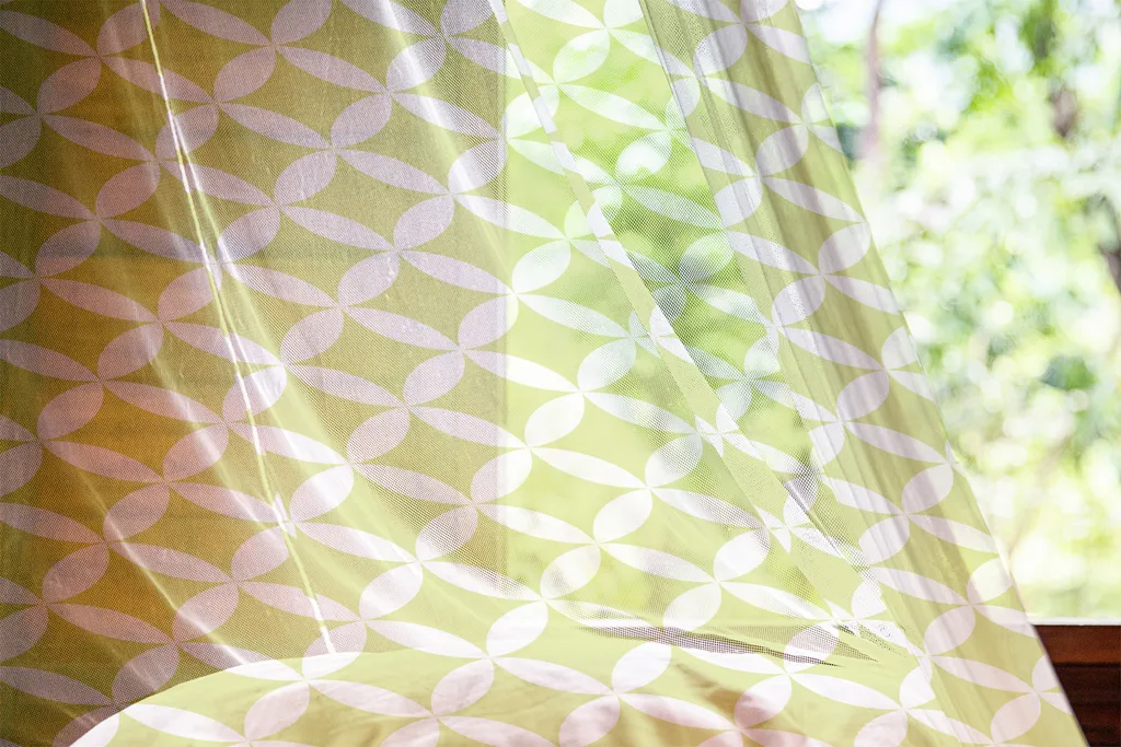 ABAKUHAUS Arazzo vintage, motivo geometrico monocromatico classico con cerchi e stella a diamante retrò, tessuto da parete in raso setoso per soggiorno e camera da letto, 135 cm x 274 cm, giallo verde bianco - 2