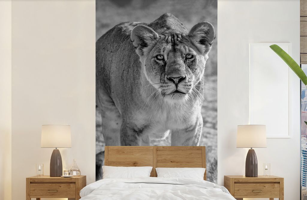 MuchoWow Fototapete für Wohnzimmer oder Schlafzimmer Wandtapete Vinyl Motivtapete Löwe - Schwarz - Weiß - 120x240 cm - Hintergrundbild