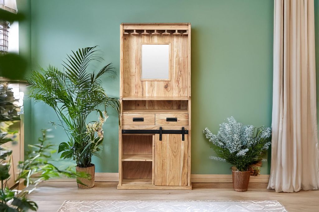 Weinschrank Lian | Akazienholz massiv | Farbe: Natur | 75x35x170 cm | Schiebetür, 2 Schubladen & 3 Fächer | Spiegel & 6 Weinglashalter | Baumkant...