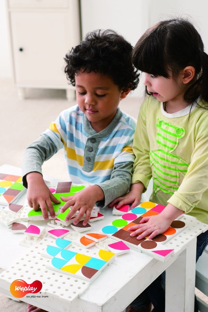 Weplay KC2009 Puzzle Fun, Farben & Formen lernen, Puzzleelemente in 6 Farben, bunt, 75-teilig (1 Set)