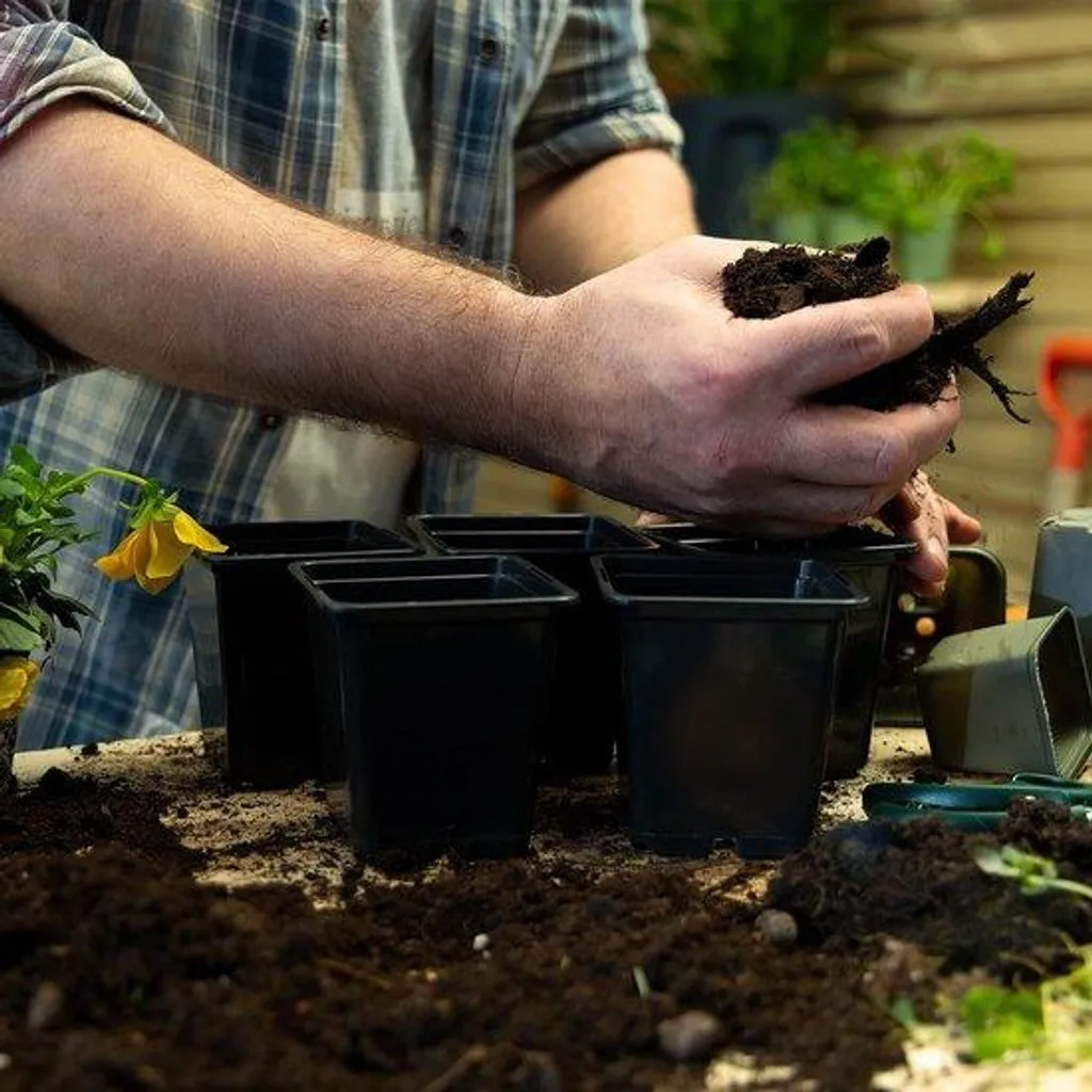 Pots de fleurs noirs drainage optimisé 9cm rigides et réutilisables