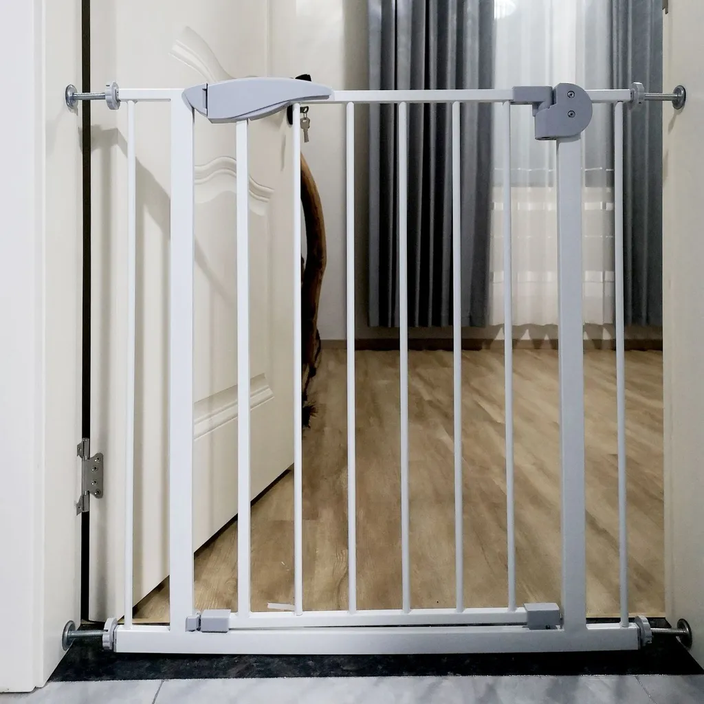 Barrière de sécurité blanche en métal pour escalier avec fixation pression