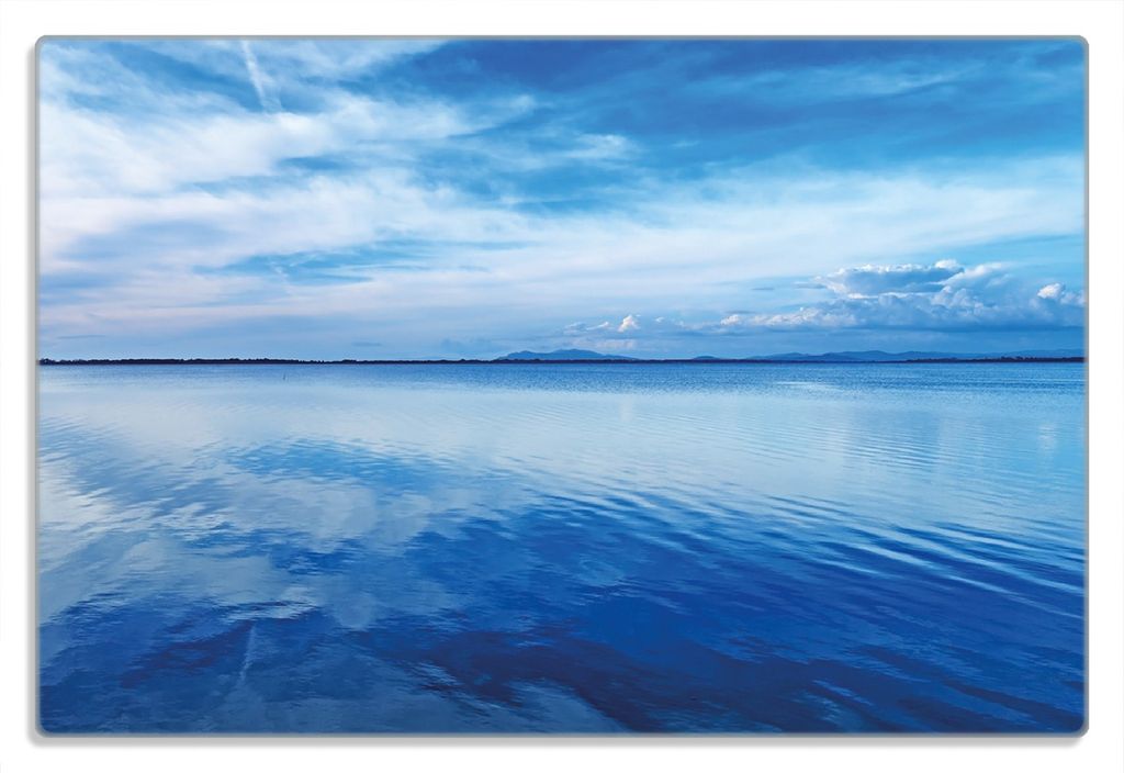 Wallario Frühstücksbrettchen aus Glas 20 x 30 cm mit rutschfesten Füßen, Motiv Blaue Meeresbucht in Italien mit Spiegelung im Wasser
