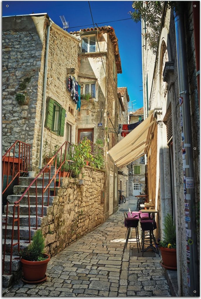 Wallario Outdoor-Poster für Garten oder Balkon, Motiv Romantische Gasse in Kroatien mitten in der Stadt, in ca. 61 x 91,50 cm