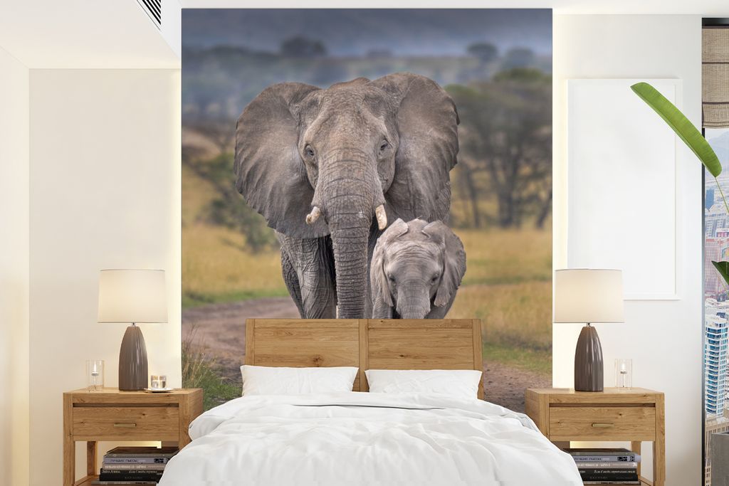 MuchoWow Fototapete für Wohnzimmer oder Schlafzimmer Wandtapete Vinyl Motivtapete Elefantenmutter und Kalb auf einer Straße im Ngorongoro-Krate...