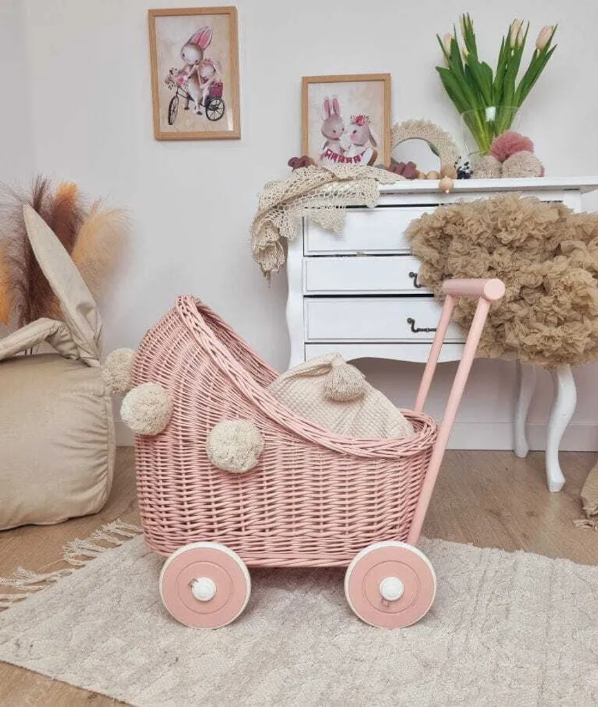 Poussette poupée osier durable WikliBOX rose : fini les jouets cassés