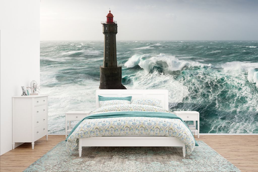 MuchoWow Fototapete für Wohnzimmer oder Schlafzimmer Wandtapete Vinyl Motivtapete Eine Welle hinter dem Leuchtturm von La Jument in Frankreich -...