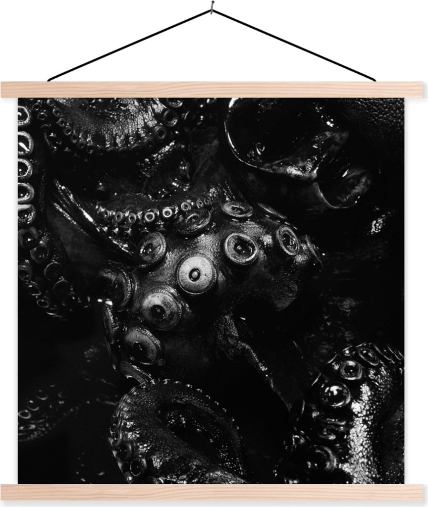 MuchoWow Textilposter Nahaufnahme Oktopus auf schwarzem Hintergrund in schwarz und weiß 60x60 cm mit holzfarbenen Rahmen - Wanddekoration