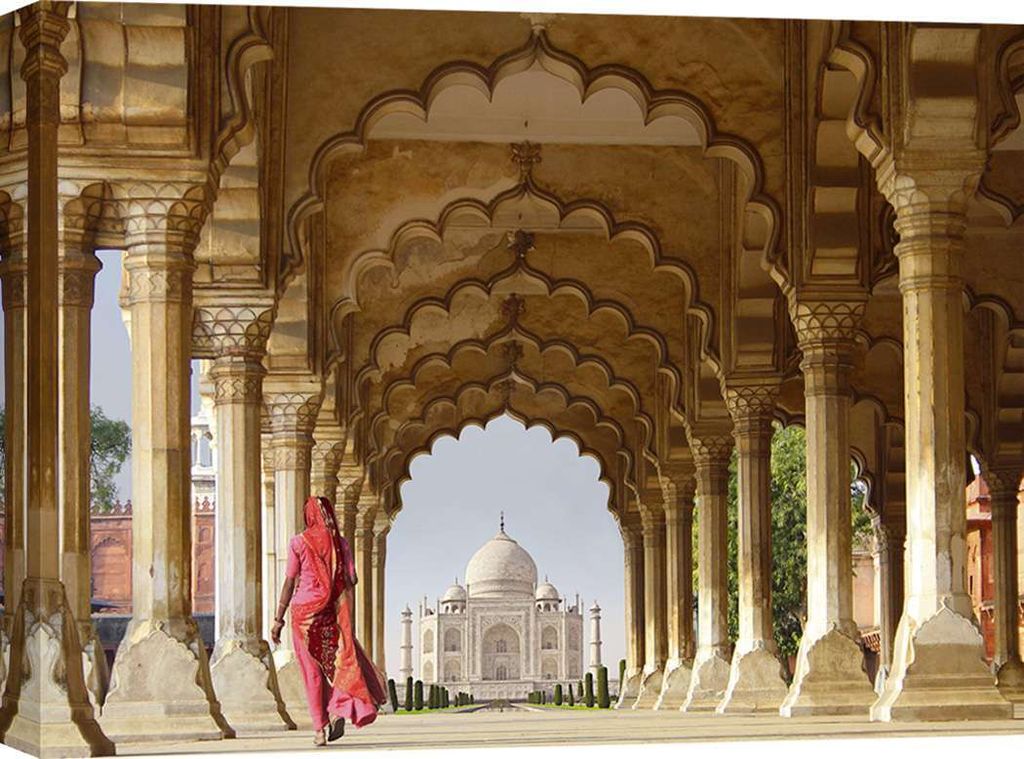 Leinwandbild – Frauen in traditioneller indischer Kleidung in der Nähe des Taj Mahal – 80x60 cm