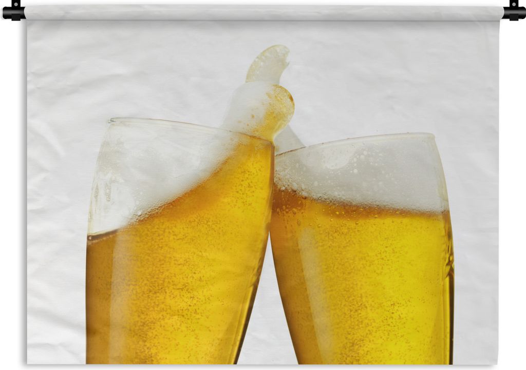 MuchoWow Wandteppich Wandbehang Toasting-Biere auf weißem Hintergrund 90x67.5 cm Tapisserie Dekoration Wandtuch - Fototeppich - Wand-Skulpturen