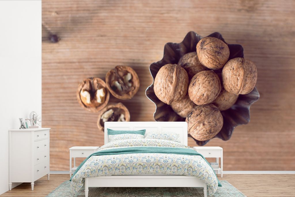 MuchoWow Fototapete für Wohnzimmer oder Schlafzimmer Wandtapete Vinyl Motivtapete Braune Walnüsse in einer Schale auf einem Holzrahmen - 525x35...