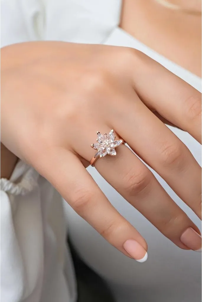 Bague en argent 925 rhodié avec fleur de lotus étincelante et zircons