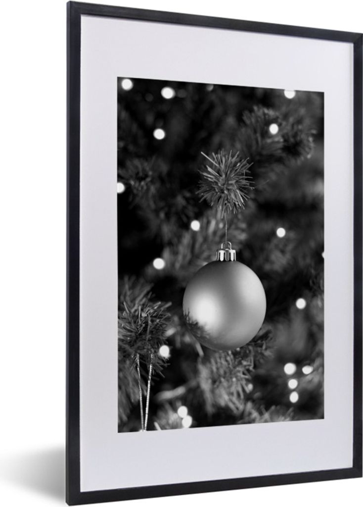 MuchoWow Gerahmtes Poster Weihnachtskugel - Weihnachtsdekoration - schwarz und weiß 40x60 cm - Poster mit Schwarzem Bilderrahmen Wandposter Rahm...
