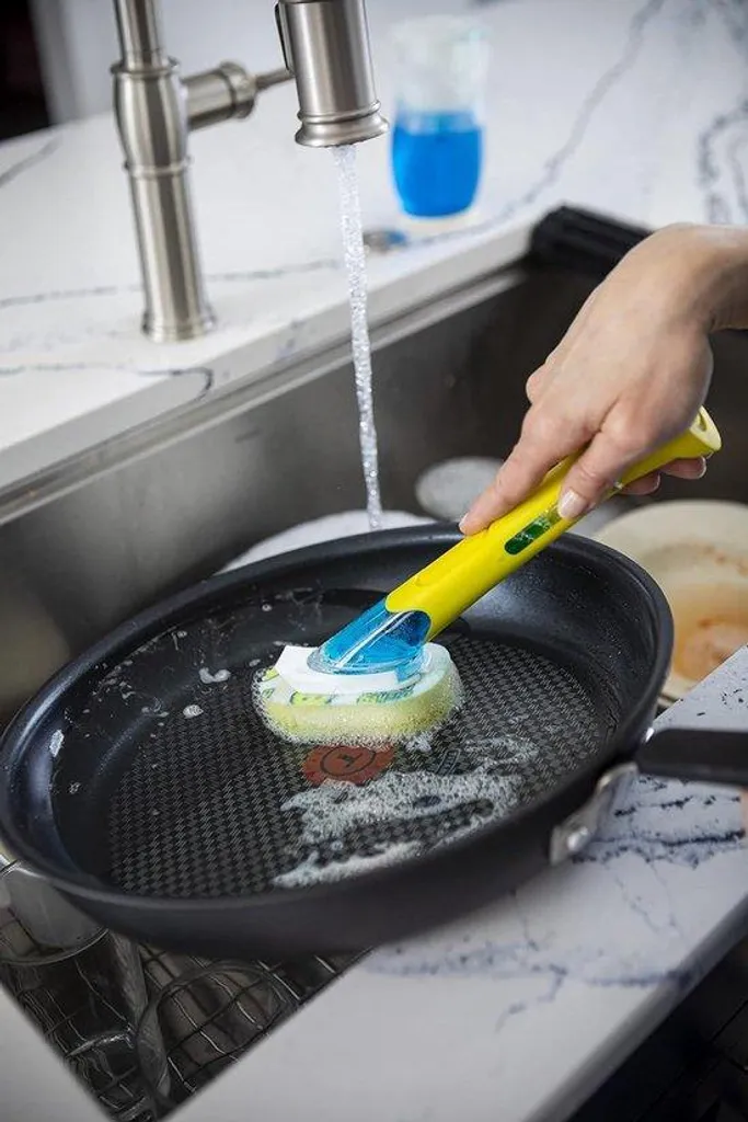 Brosse à récurer flexible bleue avec réservoir doseur pour la maison