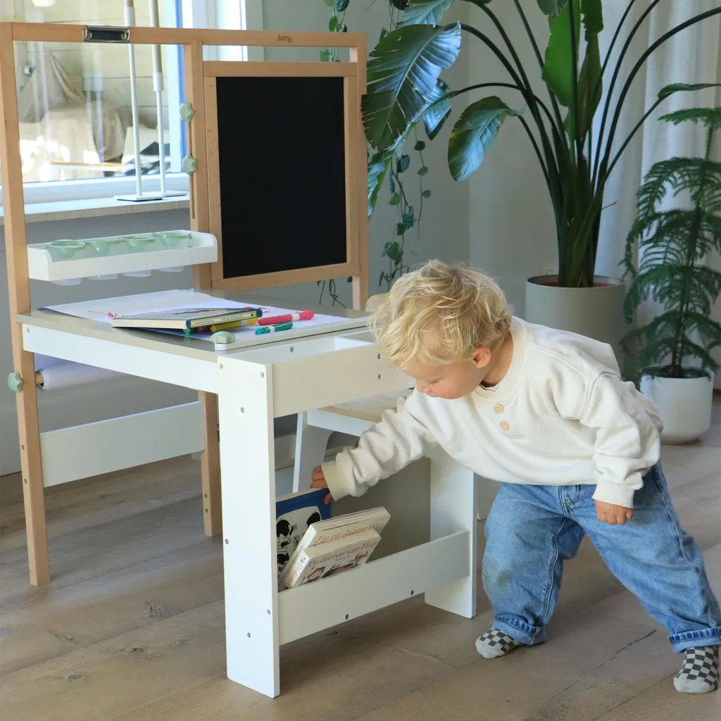 Table de jeu avec rangement pour chambre d'enfant propre et rangée