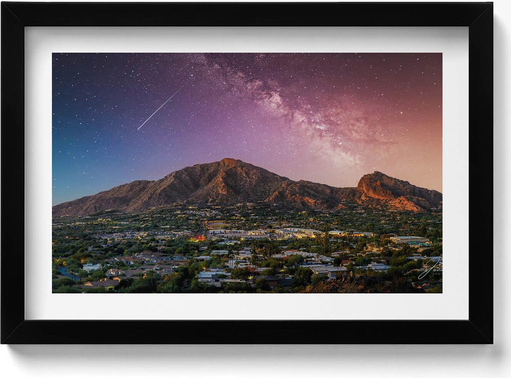 Berge mit einer Galaxie am Himmel– Wandbild mit Rahmen – Gerahmtes Bild – Wanddekoration – 30x20 cm – Schwarz Rahmen