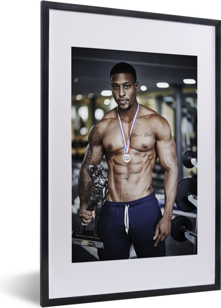 MuchoWow MuchoWow Gerahmtes Poster Ein muskulöser Mann mit einer Medaille 40x60 cm - Poster mit zchwarzem Bilderrahmen - Poster in Rahmen