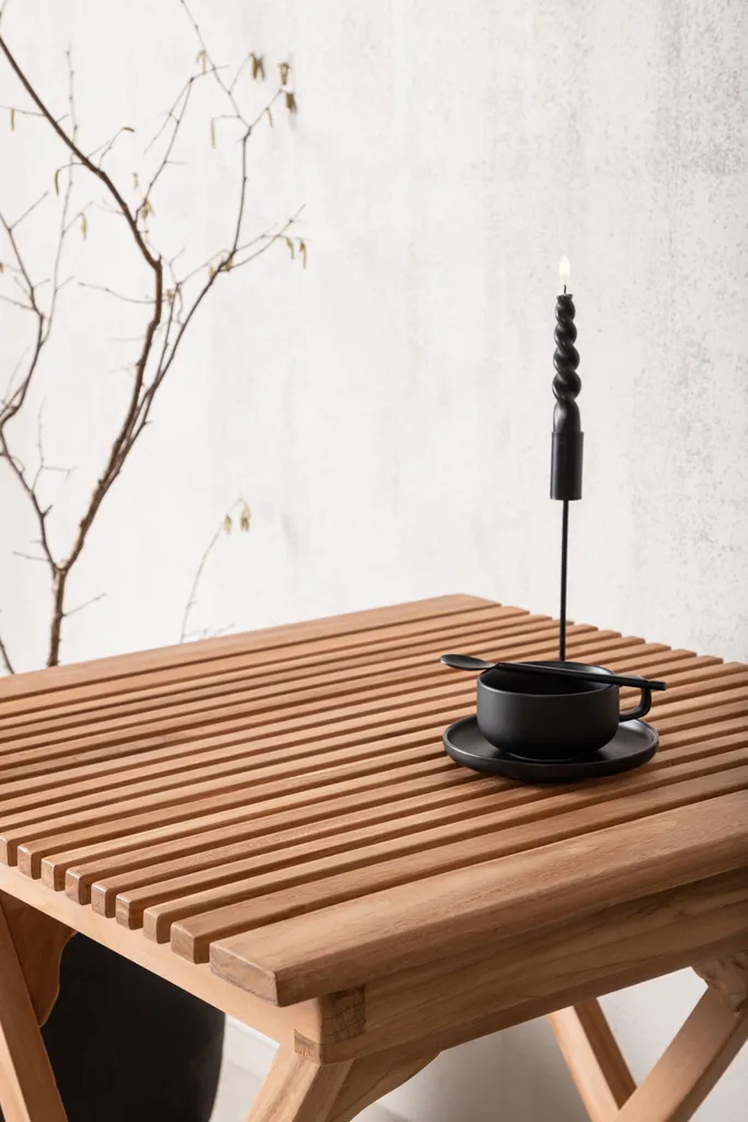 Table à manger dorée Ghana : la solution chic pour illuminer un salon - 7