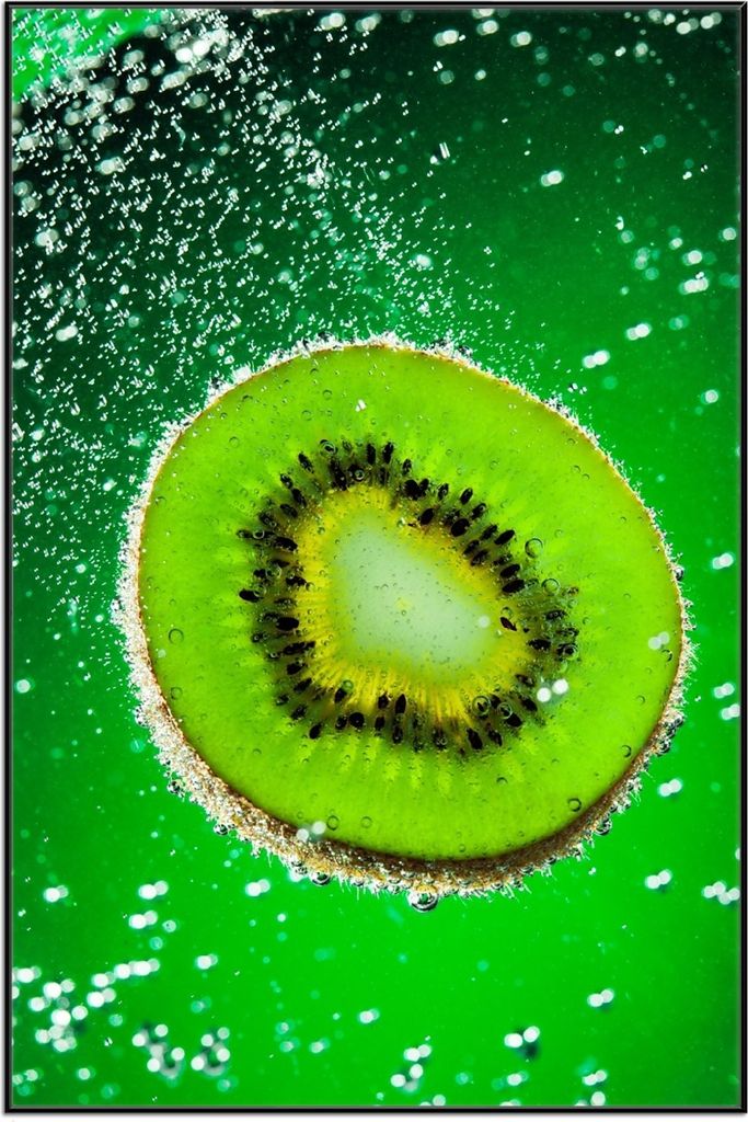 Wallario Wandbild Grüne Kiwi-Scheibe im Wasser, Größe: 61 x 91,50 cm, Poster mit schwarzem Aluminiumrahmen