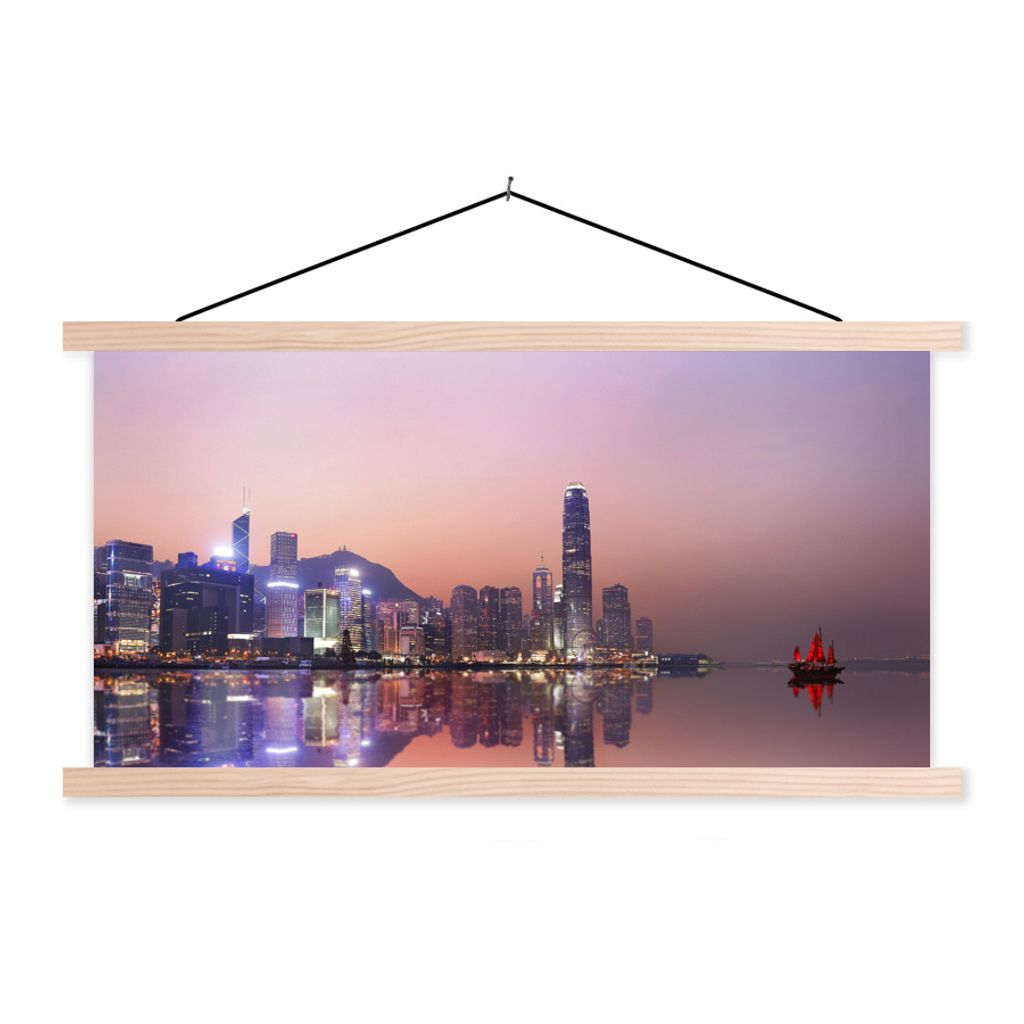 Textilposter - Skyline von Hongkong am Victoria Harbour mit einem Schiff und einem rosa Himmel - 150x75 cm - mit holzfarbenen Rahmen