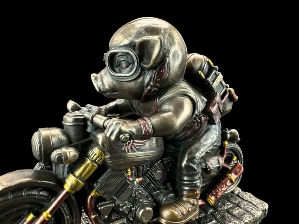 Figurine Moto Steampunk en Résine - Cochon Biker aux Détails Mécaniques - 3