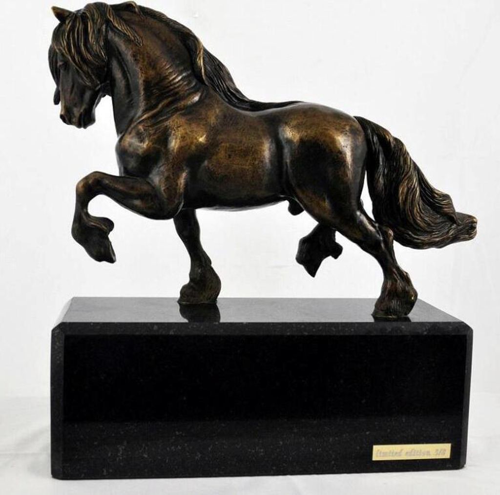 Friesisches Pferd I - exklusive Pferdestatue, Innenraumgestaltung, exklusive Edition von Figuren der Marke Art-Dog