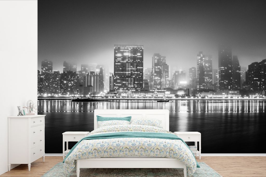 MuchoWow Fototapete für Wohnzimmer oder Schlafzimmer Wandtapete Vinyl Motivtapete Schwarz-Weiß-Fotografie einer Spiegelung in einem Stadtzentru...