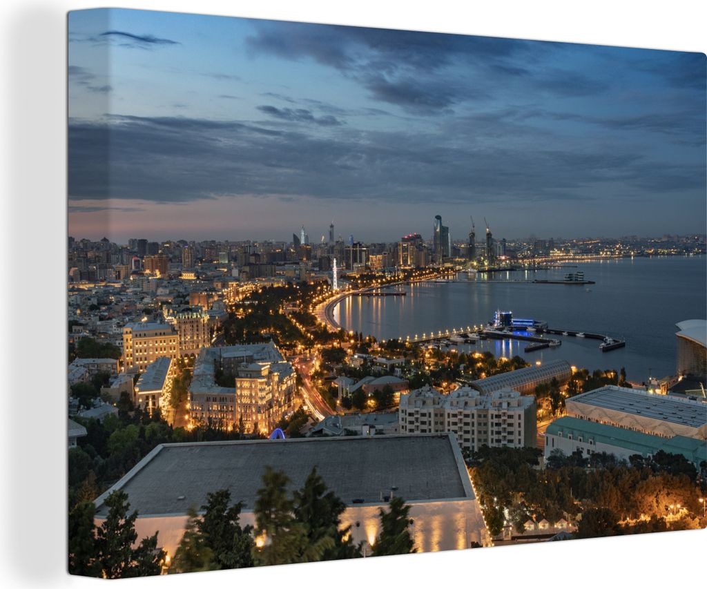 OneMillionCanvasses - Leinwandbilder - 150x100 cm, Die Metropole Baku in Asien kurz nach Sonnenuntergang, Wandbilder Kunstdruck Wanddekoration