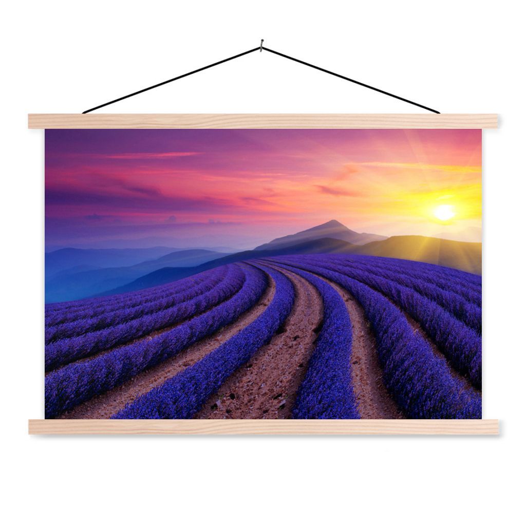 MuchoWow Textilposter Die Sonne geht in den Lavendelfeldern in den Bergen wunderschön unter 60x40 cm mit holzfarbenen Rahmen - Bilder