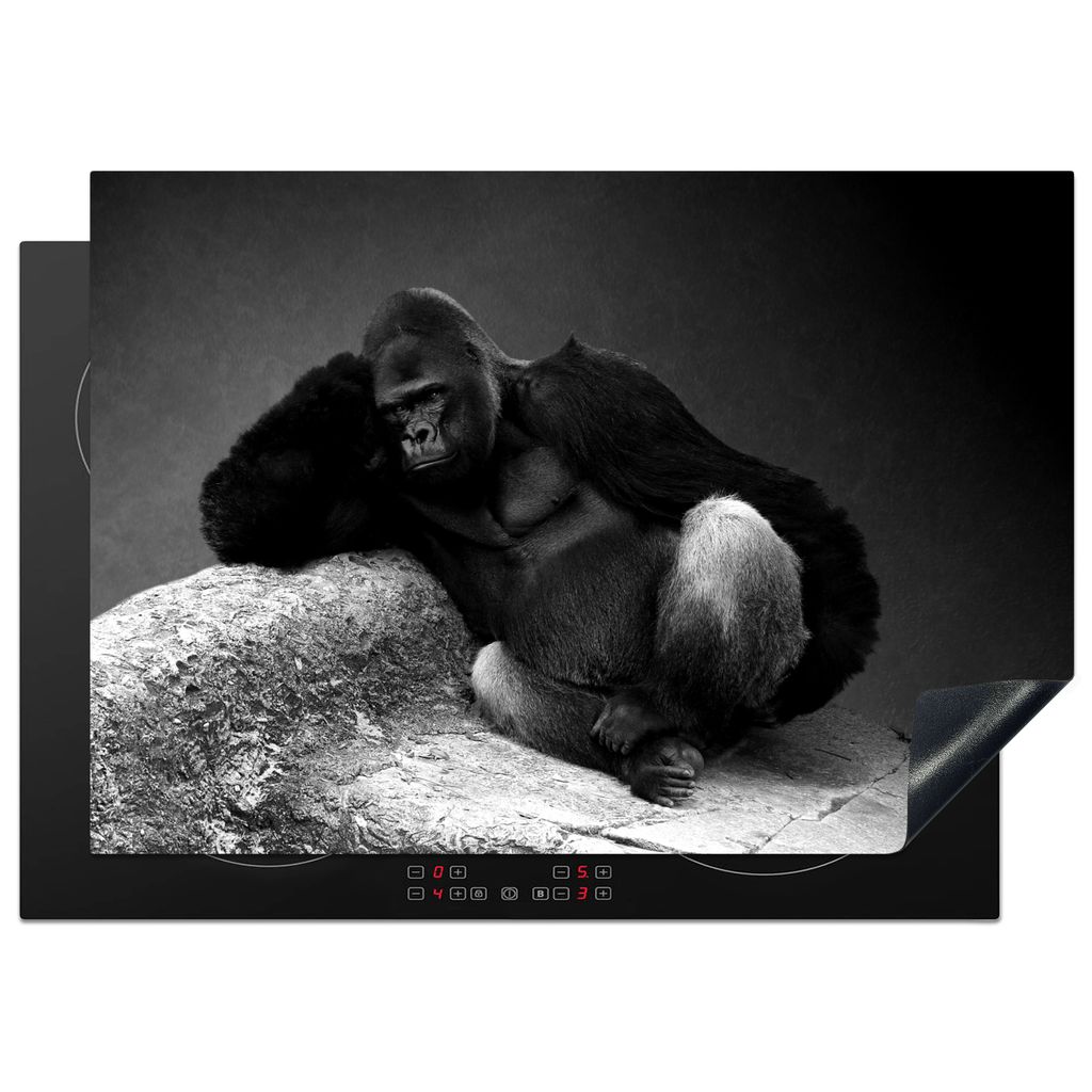 KitchenYeah Herdabdeckplatte Gorilla entspannt auf einem Felsen - schwarz-weiß , 75x52cm, Küche Deko, Glaskeramikkochfeld Herdabdeckung, Abdeck...