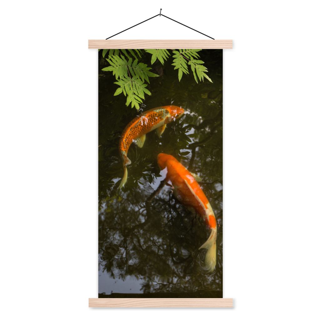 MuchoWow Textilposter Zwei Koi-Karpfen um einen Teich 60x120 cm mit holzfarbenen Rahmen - Holz