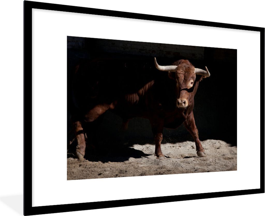 MuchoWow Gerahmtes Poster Ein brauner Stier vor einem schwarzen Hintergrund 90x60 cm - Poster mit Schwarzem Bilderrahmen Wandposter Rahmen Foto B...