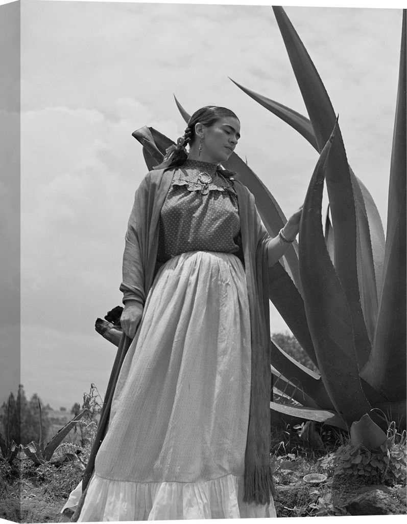 Ikonische Fotografie - Leinwandbilder - Toni Frissell - Frida Kahlo steht neben einer Agavenpflanze - 60x40 cm
